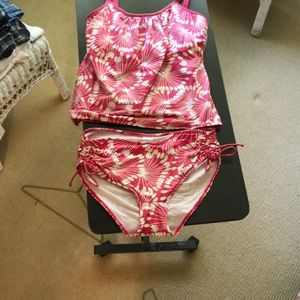 Tankini with underwire. Bottoms are hipsters M